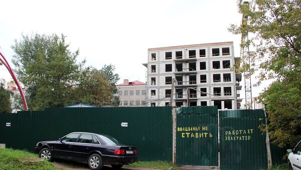 Жителям района предложили обсудить строительство мультифункционального комплекса, который уже вырос у них под окнами - Sputnik Беларусь