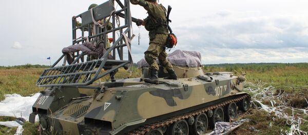 Высадка более 500 парашютистов и около 10 единиц боевых машин проходила на новую ограниченную площадку приземления - Sputnik Беларусь