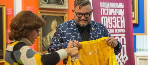 Ядвіга Паплаўская падарыла свой сцэнічны ўбор Аляксандру Васільеву - Sputnik Беларусь
