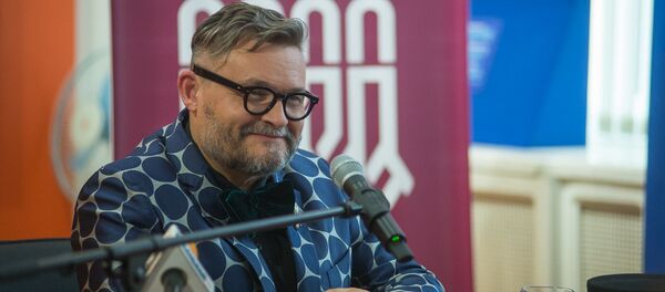 Александр Васильев – всемирно известный театральный художник, искусствовед, историк моды и модный судья Александр Васильев – всемирно известный театральный художник, искусствовед, историк моды и модный судья - Sputnik Беларусь