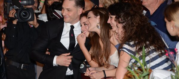 Актер Том Харди с поклонницами - Sputnik Беларусь