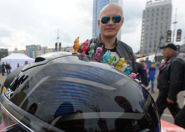 Суровым мужчинам на байках ничего не чуждо - даже бонстики на шлемах - Sputnik Беларусь