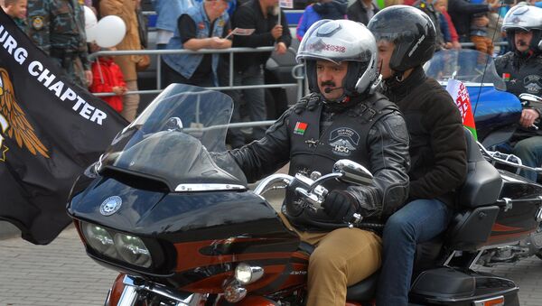 Виктор Лукашенко на своем Harley-Davidson вез во время пробега от Кургана Славы пассажира - Sputnik Беларусь