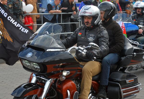 Виктор Лукашенко на своем Harley-Davidson вез во время пробега от Кургана Славы пассажира - Sputnik Беларусь