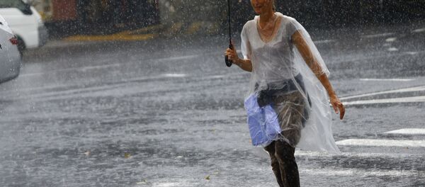 Японка под зонтом во время сильного дождя, архивное фото - Sputnik Беларусь