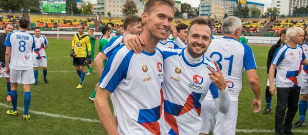 Шоумен Илья Конов и Александр Глеб обсуждали яркие моменты игры. - Sputnik Беларусь