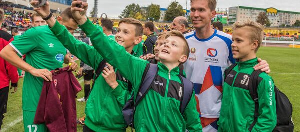 Болельщики с нетерпением ждали конца матча, чтобы сделать селфи с кумирами - Sputnik Беларусь