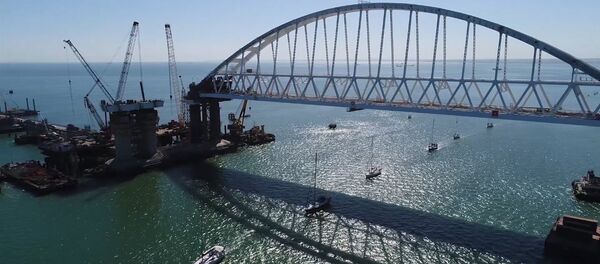 Парусная регата под аркой Крымского моста - Sputnik Беларусь