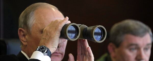 Президент РФ Владимир Путин во время инспекции действий ВС Союзного государства России и Беларуси на основном этапе учения Запад-2017 на полигоне Лужский - Sputnik Беларусь