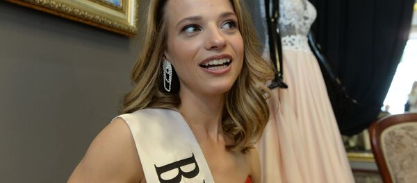 Мисс мира на коляске Александра Чичикова - Sputnik Беларусь