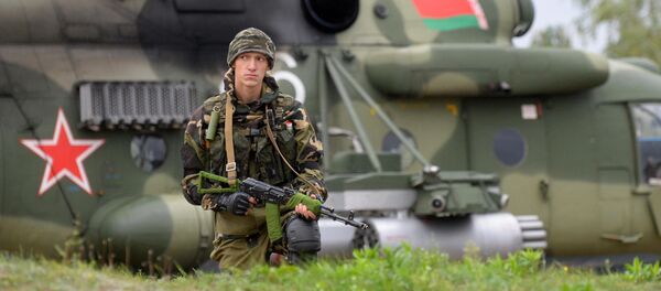 Военнослужащий на полигоне - Sputnik Беларусь