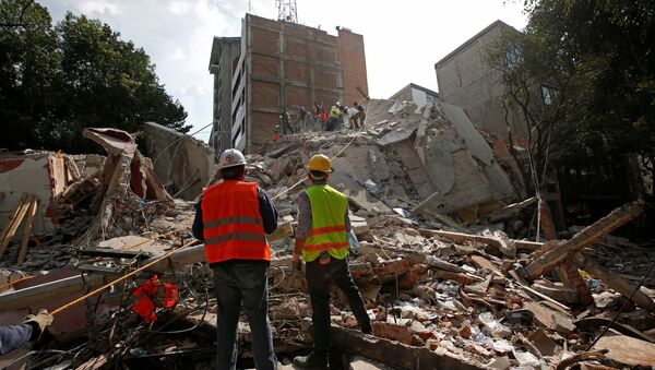 Спасатели и рабочие на месте разрушенного землетрясением дома в Мехико - Sputnik Беларусь