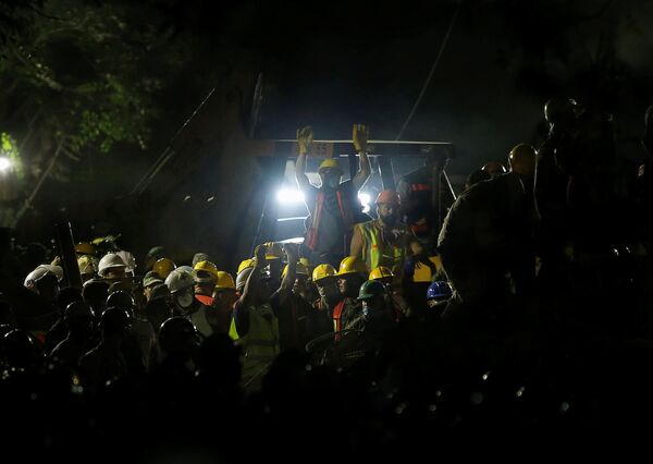 Розыск пострадавших и погибших продолжается ночью - Sputnik Беларусь