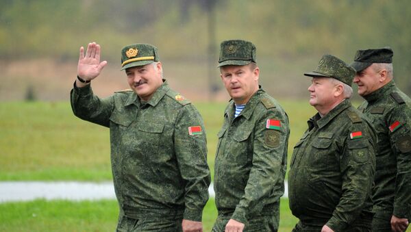 Александр Лукашенко посещает учения Запад-2017 - Sputnik Беларусь