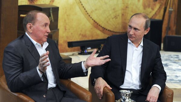 Президент России Владимир Путин (справа) и президент Международного союза КВН Александр Масляков, архивное фото - Sputnik Беларусь