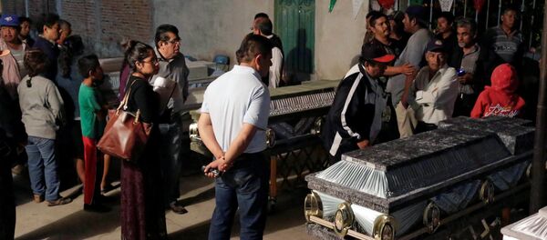 Церемония прощания с погибшими в результате землетрясения в Мексике Церемония прощания с погибшими в результате землетрясения в Мексике - Sputnik Беларусь