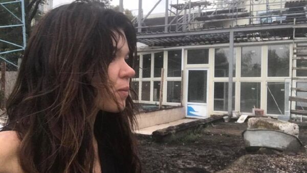 Руслана возле своего дома,в который попала молния - Sputnik Беларусь