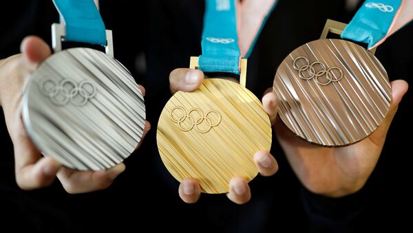 Молодежь позирует для фотографий с медалями для зимних Олимпийских игр в Пхенчхане 2018 года во время церемонии презентации в Сеуле, Южная Корея - Sputnik Беларусь