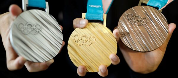 Молодежь позирует для фотографий с медалями для зимних Олимпийских игр в Пхенчхане 2018 года во время церемонии презентации в Сеуле, Южная Корея - Sputnik Беларусь