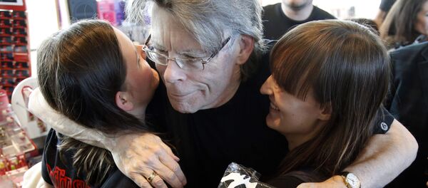 Поклонницы творчества Стивена Кинга на встрече с писателем Поклонницы творчества Стивена Кинга на встрече с писателем - Sputnik Беларусь