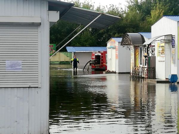 Городской рынок в Речице залило водой Городской рынок в Речице залило водой - Sputnik Беларусь