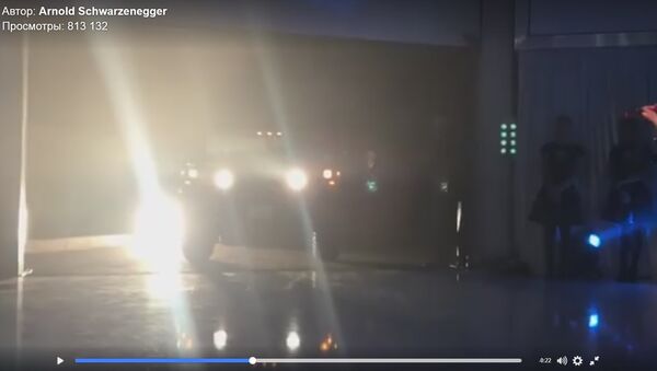 Видеофакт: Арнольд Шварценеггер проехал на электрическом Hummer - Sputnik Беларусь