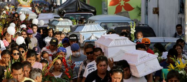 Похороны погибших при землетрясении - Sputnik Беларусь