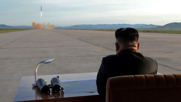 Лидер КНДР Ким Чен Ын наблюдает за запуском ракеты - Sputnik Беларусь