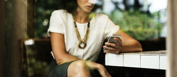 Женщина с мобильным телефоном, архивное фото - Sputnik Беларусь