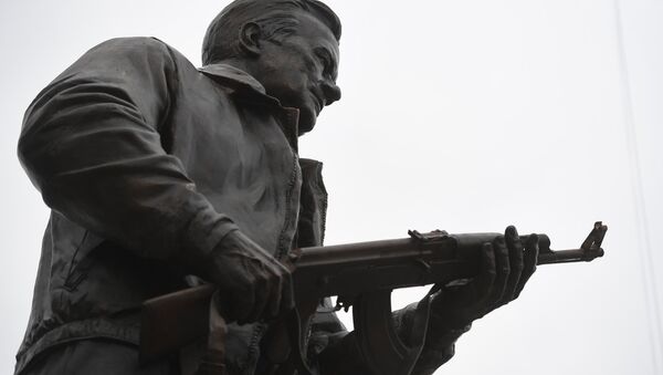 Памятник оружейнику Михаилу Калашникову в Москве, архивное фото - Sputnik Беларусь