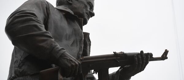 Памятник оружейнику Михаилу Калашникову в Москве, архивное фото - Sputnik Беларусь