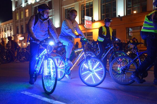 По вечернему проспекту Независимости проехала целая колонна светящихся велосипедов - горожане, которые видели это, были просто в восторге - кричали, свистели, аплодировали. - Sputnik Беларусь