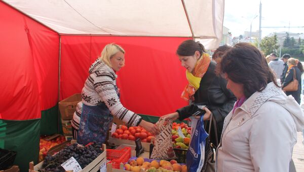 Торговля на овощной ярмарке шла бойко - Sputnik Беларусь