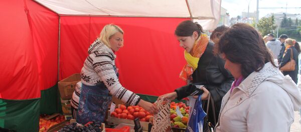 Торговля на овощной ярмарке шла бойко - Sputnik Беларусь