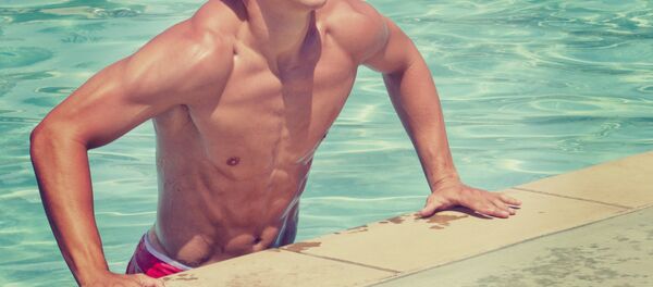 Мужчына ў басейне, архіўнае фота Мужчына ў басейне, архіўнае фота - Sputnik Беларусь