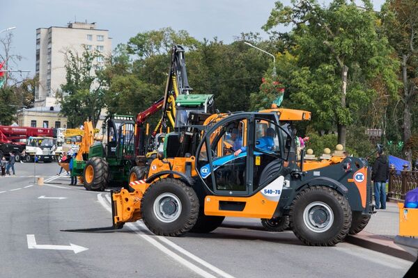Тракторы и другая тяжелая техника кружилась в танце на площади Ленина - Sputnik Беларусь