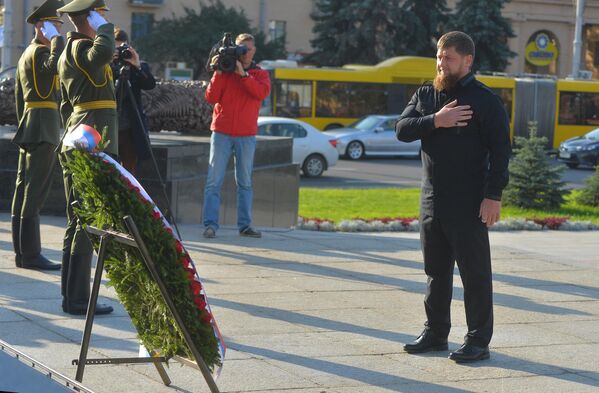 По прибытии в Минск Рамзан Кадыров возложил цветы к монументу Победы в белорусской столице - Sputnik Беларусь