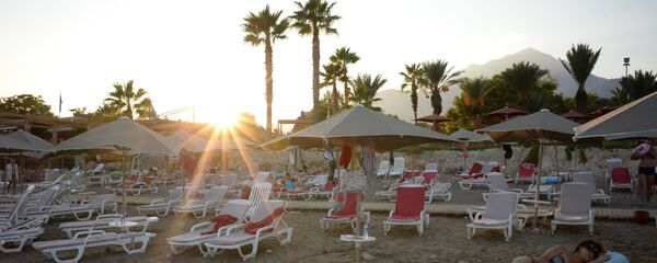 Пляж одного из отелей в Турции, архивное фото - Sputnik Беларусь