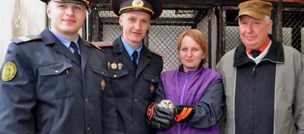 Гродненскіе міліцыянеры выратавалі рэдкую птушку Гродненскіе міліцыянеры выратавалі рэдкую птушку - Sputnik Беларусь