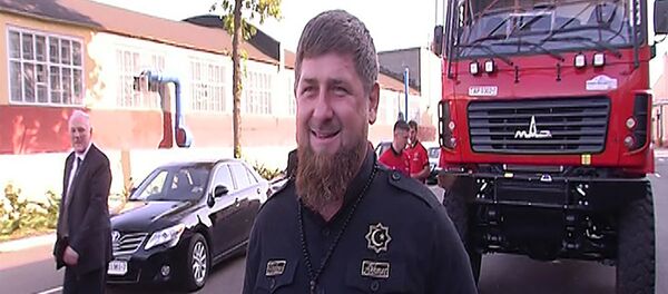 Кадыраў пракаціўся на аўтобусе МАЗ і спартыўным грузавіку - Sputnik Беларусь