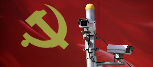 Камеры наблюдения на фоне флага Компартии Китая Камеры наблюдения на фоне флага Компартии Китая - Sputnik Беларусь