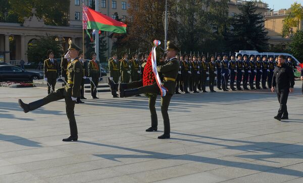 Церемония возложения цветов к Вечному огню - Sputnik Беларусь