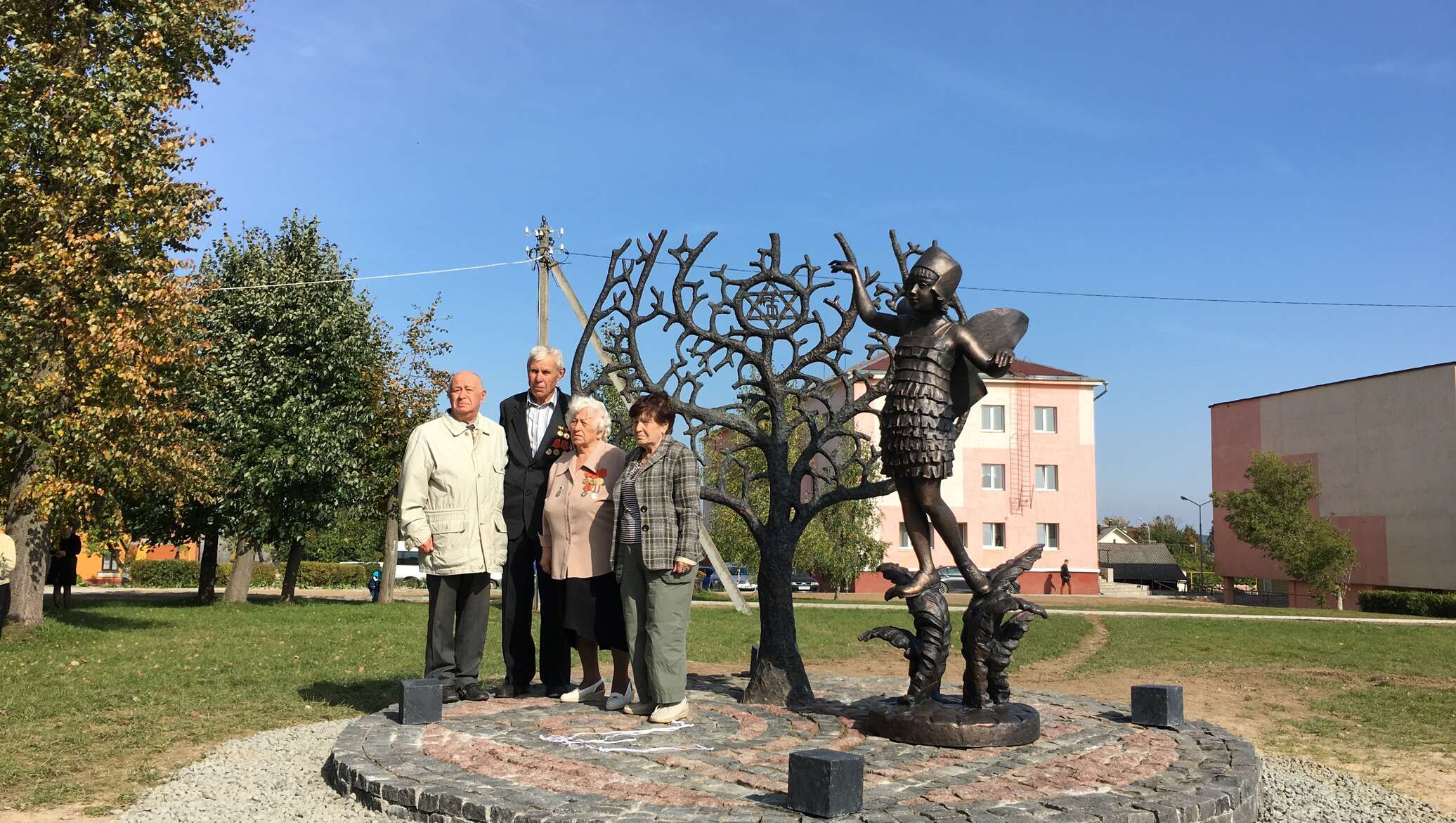 Уникальный памятники. Памятники Новогрудок. Памятник девочке еврейке. Гетто в Новогрудке. Памятник в Европе младенцу.