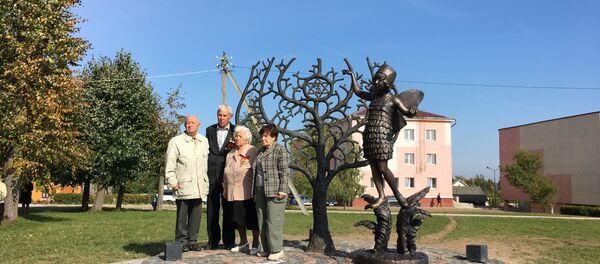 Вязні гета ля помніка загінуўшаму габрэйскаму дзіцяці Вязні гета ля помніка загінуўшаму габрэйскаму дзіцяці - Sputnik Беларусь