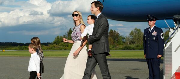 Джаред Кушнер с супругой Иванкой Трамп и детьми - Sputnik Беларусь