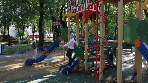 В Московском дворике с удовольствием играют дети разных возрастов - Sputnik Беларусь