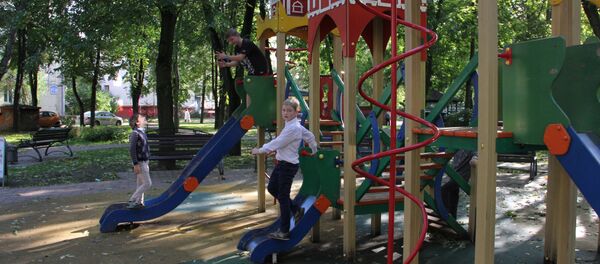 В Московском дворике с удовольствием играют дети разных возрастов - Sputnik Беларусь