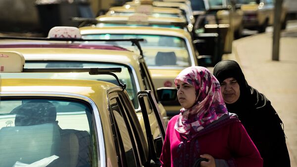 Арабские женщины возле такси - Sputnik Беларусь