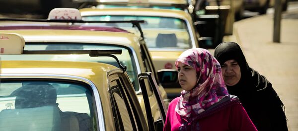 Арабские женщины возле такси - Sputnik Беларусь