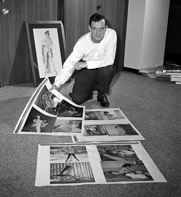 Издатель Хью Хефнер просматривает пробные листы для своего журнала Playboy в Чикаго, штат Иллинойс, 20 июня 1961 года. Тираж его журнала к этому времени вырос до 1 200 000 экземпляров с момента его основания в 1953 году. - Sputnik Беларусь